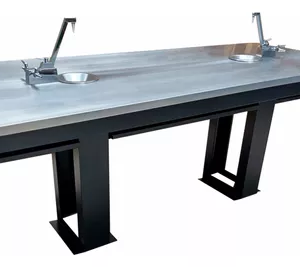 Mesa Central De Laboratorio Con Llaves