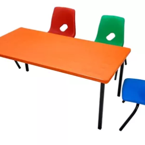 Mesa y 4 sillas para kinder